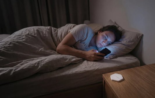 Doomscrolling stoppen – nachts im Bett am Smartphone scrollen